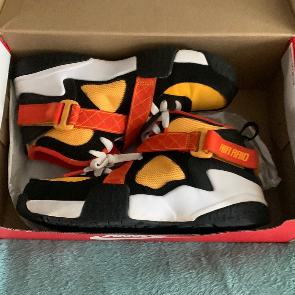 Nike rayguns size 5.5 colors black,yellow and white